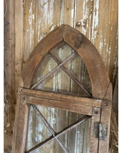 Ancienne fenêtre de chapelle