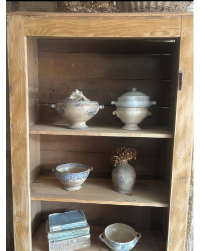 Ancienne bonnetière en bois