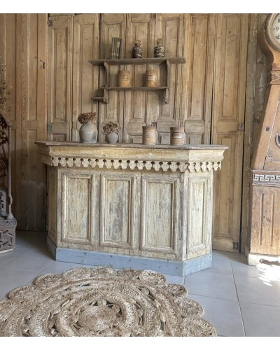 Ancien comptoir de commerce en bois patiné