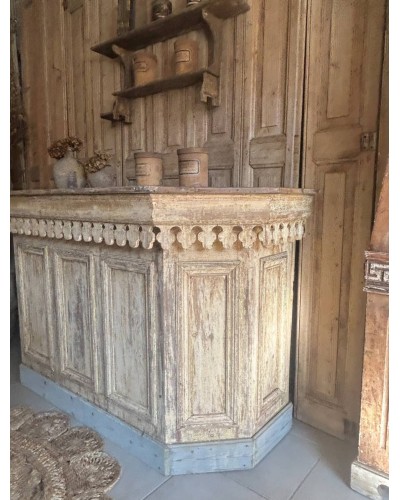 Ancien comptoir de commerce en bois patiné