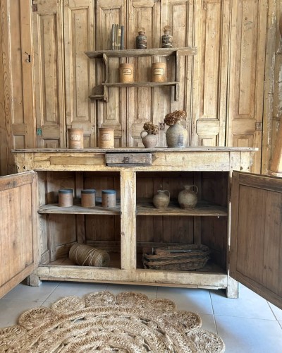 Ancien comptoir de commerce en bois patiné