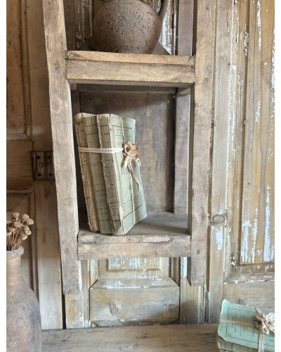 Etagère suspendue en bois brut - authentique et poétique