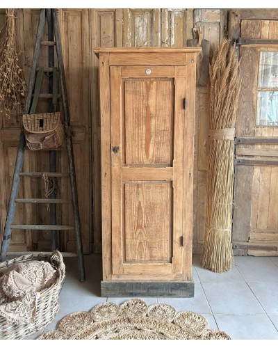 Bonnetiere ancienne en bois avec plaque émaillée