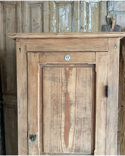 Bonnetiere ancienne en bois avec plaque émaillée