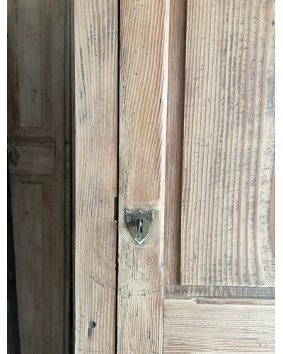 Bonnetiere ancienne en bois avec plaque émaillée