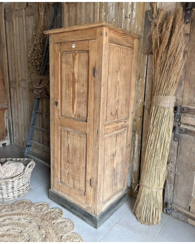 Bonnetiere ancienne en bois avec plaque émaillée
