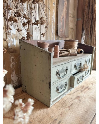 Petit meuble d'atelier
