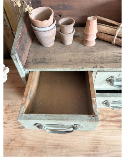 Petit meuble d'atelier
