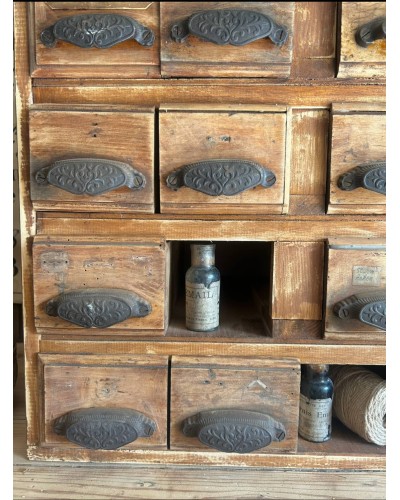 Meuble de métier ancien - pièces d'atelier au charme authentique
