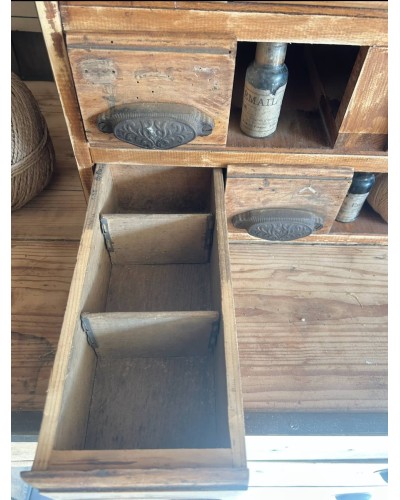 Meuble de métier ancien - pièces d'atelier au charme authentique