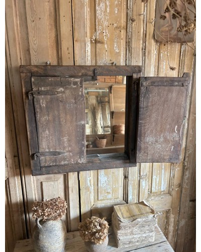 Ancienne fenêtre miroir à volets battants