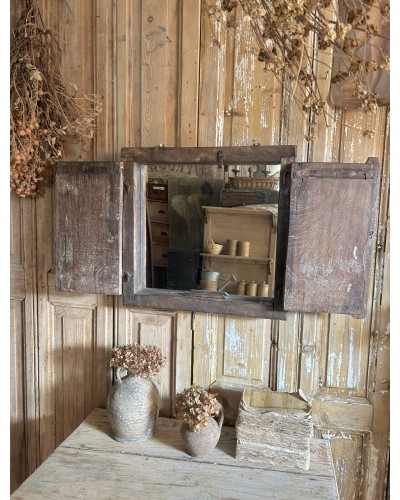 Ancienne fenêtre miroir à volets battants