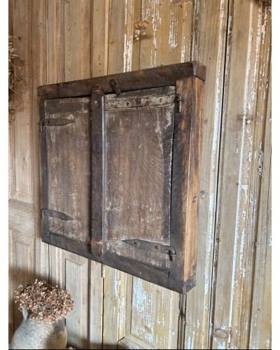 Ancienne fenêtre miroir à volets battants