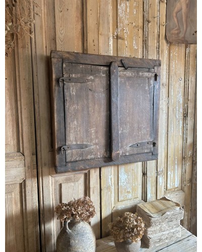Ancienne fenêtre miroir à volets battants