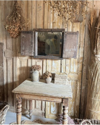 Ancienne fenêtre miroir à volets battants