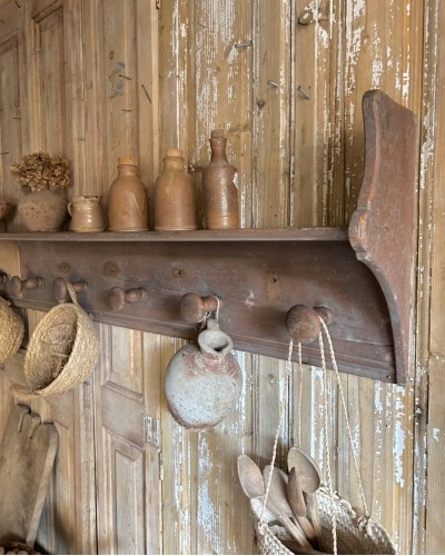 Grande étagère murale ancienne à patères