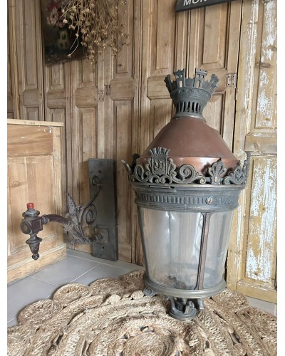 Ancienne lanterne murale monumentale d'éclairage public de la ville de Paris