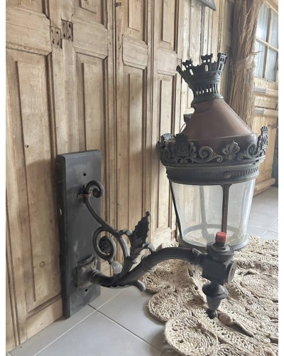 Ancienne lanterne murale monumentale d'éclairage public de la ville de Paris