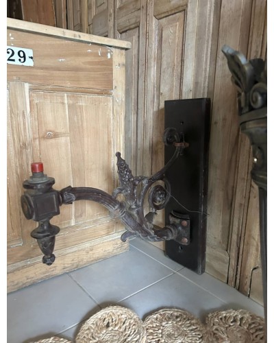 Ancienne lanterne murale monumentale d'éclairage public de la ville de Paris