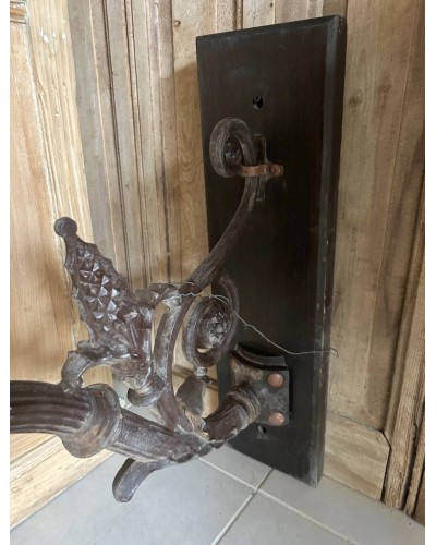 Ancienne lanterne murale monumentale d'éclairage public de la ville de Paris