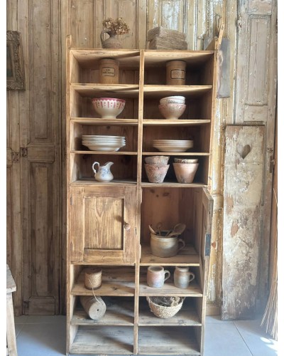 Ancien meuble d'atelier à casiers et portes