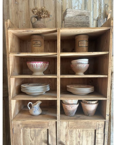 Ancien meuble d'atelier à casiers et portes