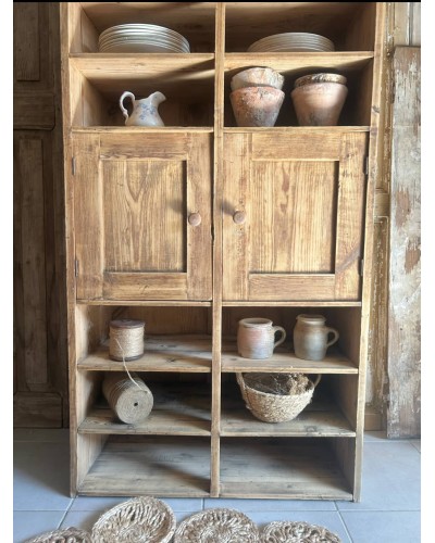 Ancien meuble d'atelier à casiers et portes