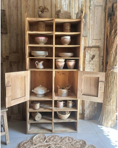 Ancien meuble d'atelier à casiers et portes