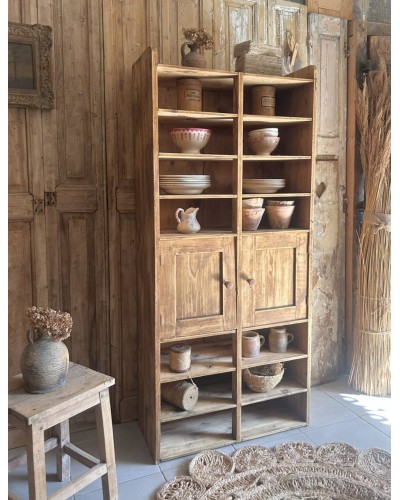 Ancien meuble d'atelier à casiers et portes