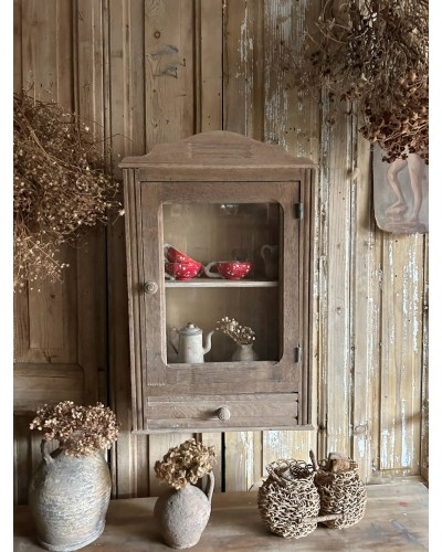 Armoirette vitrée ancienne au charme doux