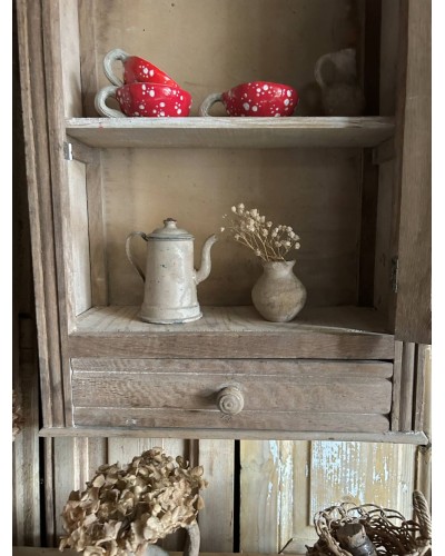 Armoirette vitrée ancienne au charme doux