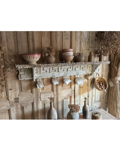 Ancienne étagere sculptée, charme précieux & patine d'exception