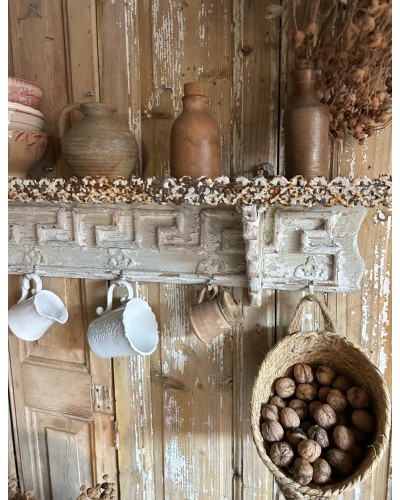 Ancienne étagere sculptée, charme précieux & patine d'exception