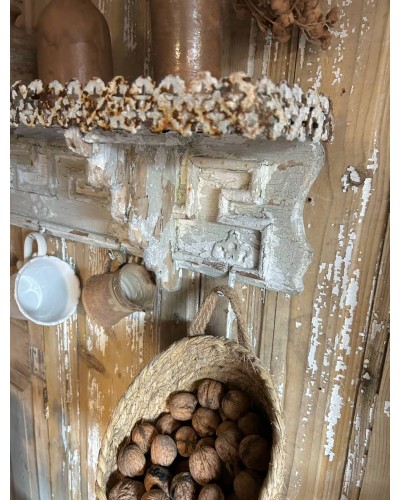 Ancienne étagere sculptée, charme précieux & patine d'exception