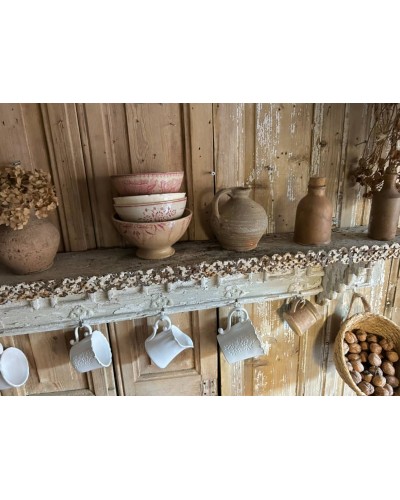 Ancienne étagere sculptée, charme précieux & patine d'exception