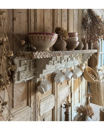 Ancienne étagere sculptée, charme précieux & patine d'exception