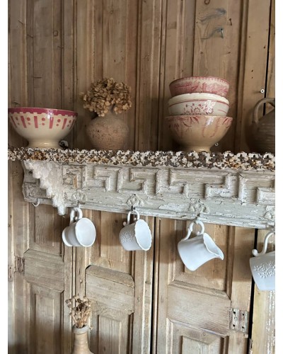 Ancienne étagere sculptée, charme précieux & patine d'exception