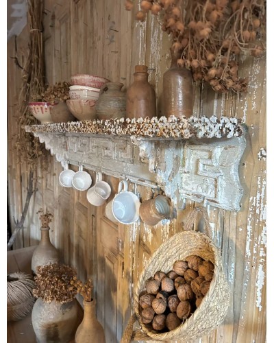 Ancienne étagere sculptée, charme précieux & patine d'exception