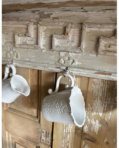 Ancienne étagere sculptée, charme précieux & patine d'exception