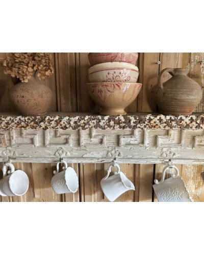 Ancienne étagere sculptée, charme précieux & patine d'exception