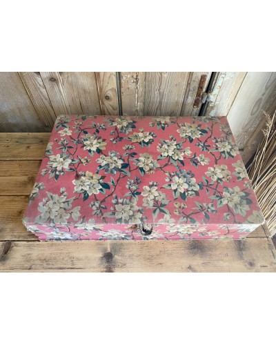 Ancienne boite à couture recouverte de tissus fleuris modèle 2