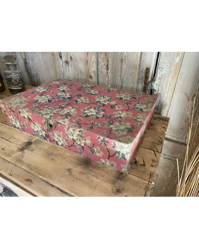 Ancienne boite à couture recouverte de tissus fleuris modèle 2