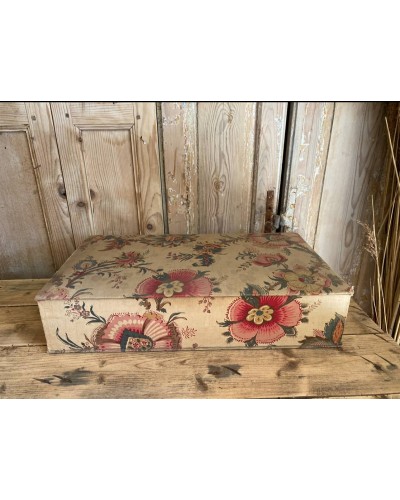 Ancienne boite à couture recouverte de tissus fleurs modèle 3