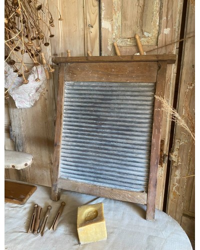 Ancienne planche à laver en bois et métal