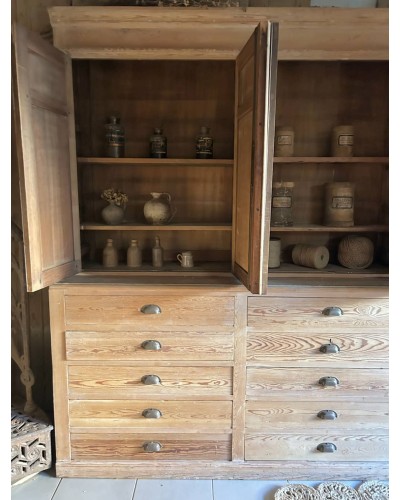 Ancien meuble d'atelier