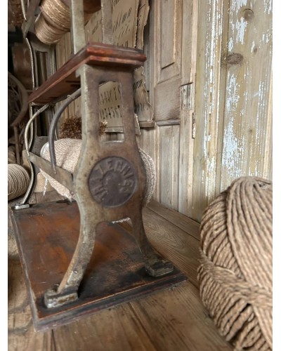 Ancien dévidoir à papier d'emballage double étages