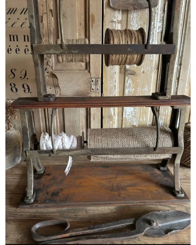 Ancien dévidoir à papier d'emballage double étages