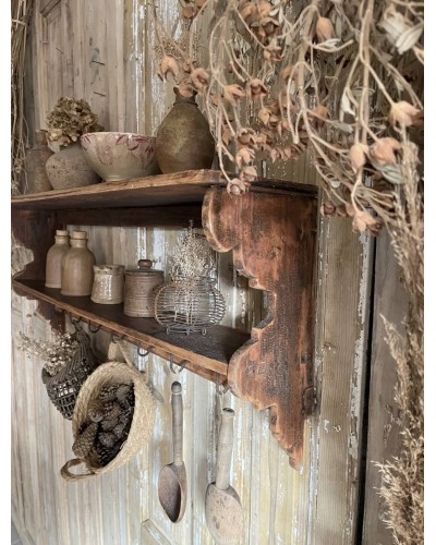 Ancienne étagère murale de cuisine