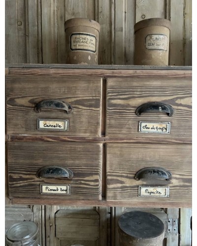 Ancienne étagère à épices