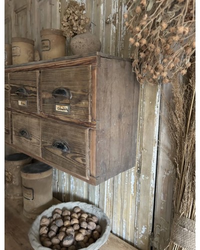 Ancienne étagère à épices